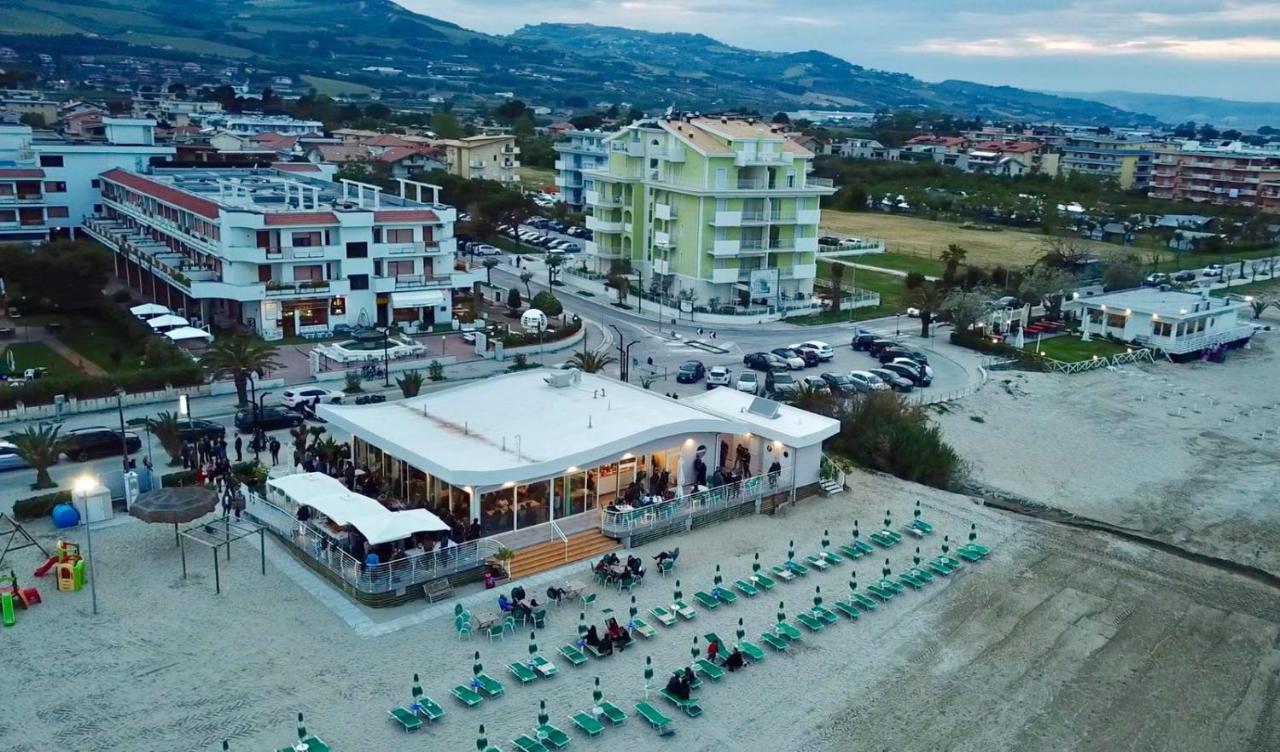 Le Rose Beach & Suites Appartamenti Fronte Mare A Villarosa Martinsicuro Exteriör bild