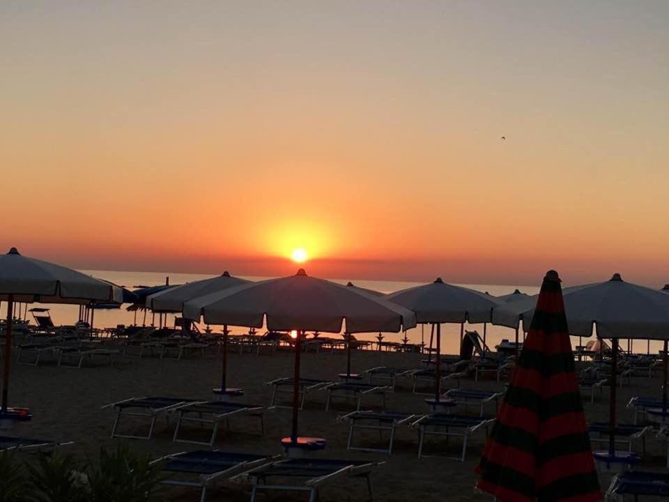 Le Rose Beach & Suites Appartamenti Fronte Mare A Villarosa Martinsicuro Exteriör bild